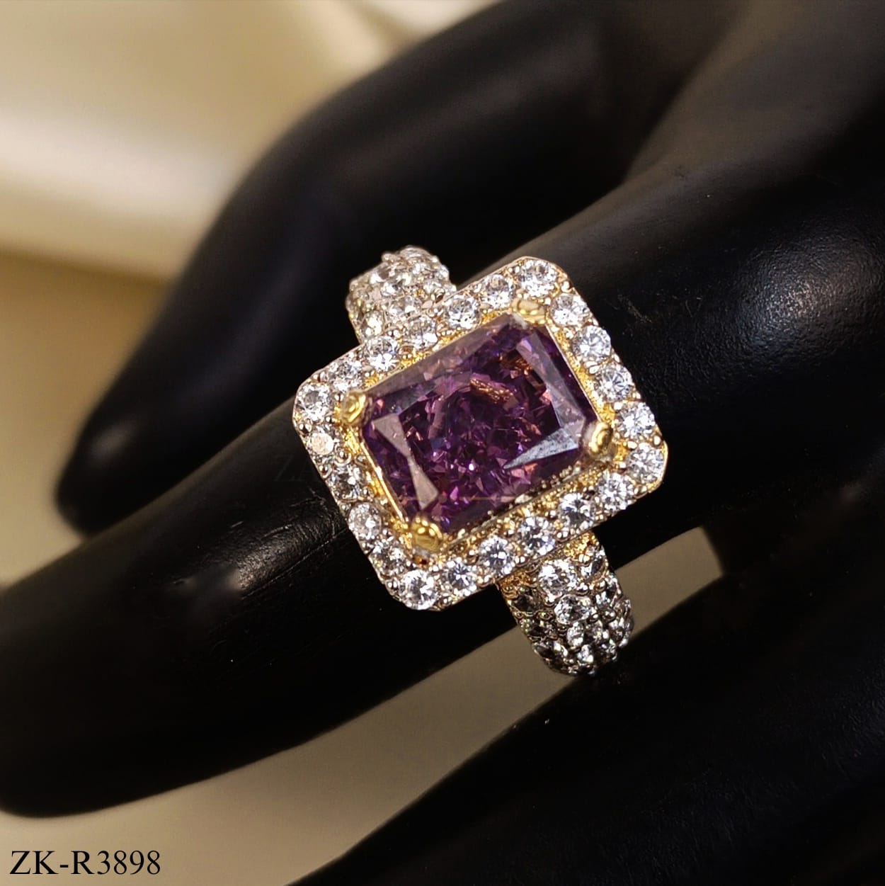 AMETHYST SQUARE CENTER WITH ZIRCONIAN RING