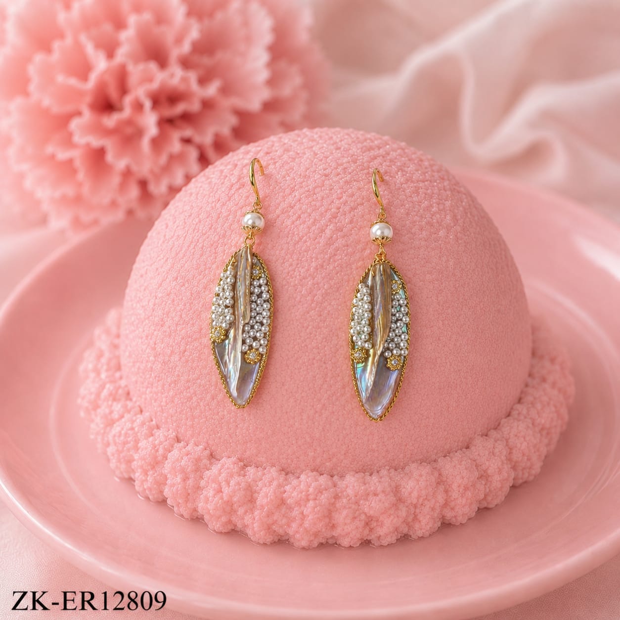 GOLD TONE SHELL CENTRE WITH PEARLS EARRINGS