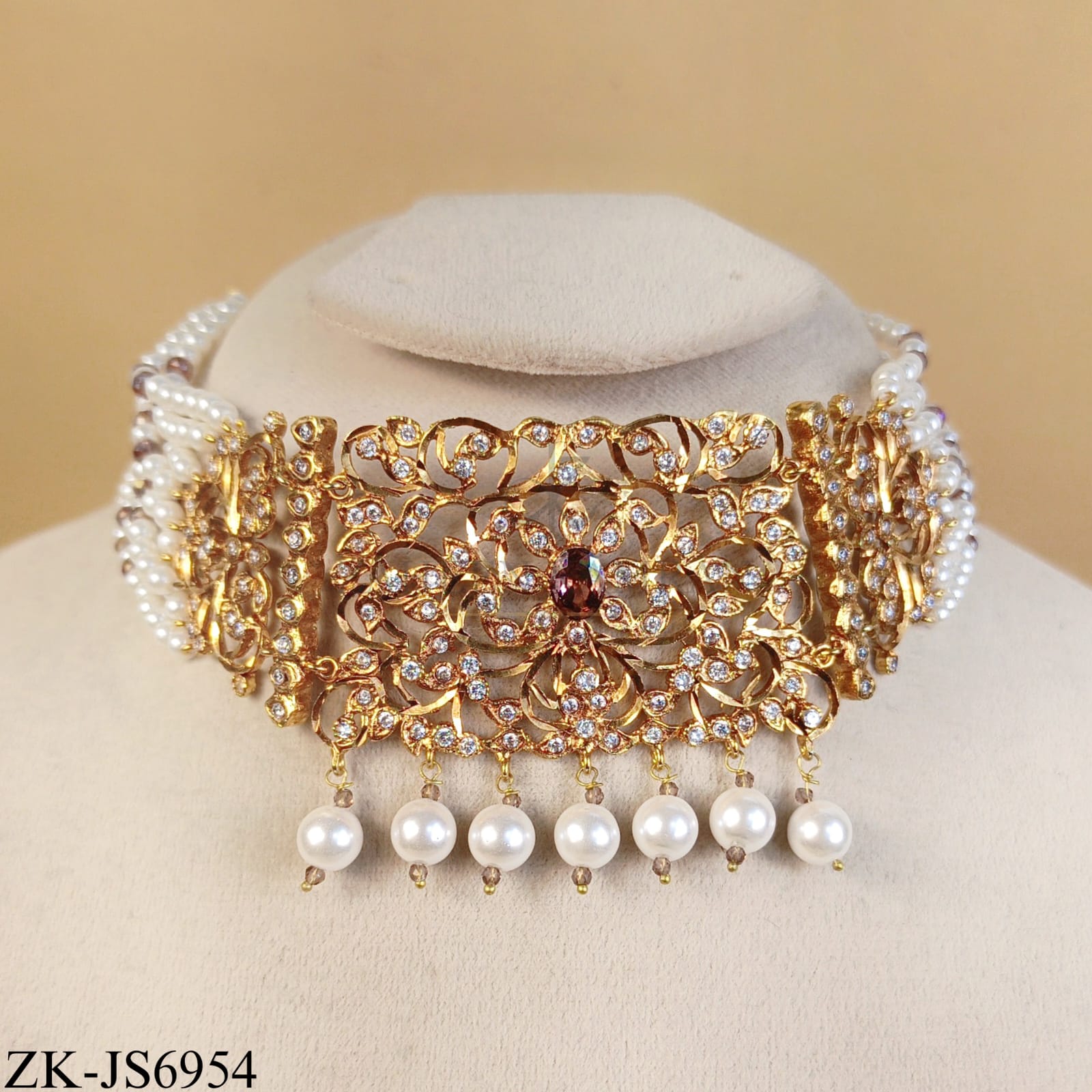 GOLD TONE CHOKER SET WITH FLORAL MOTIF AND PEARLS DROP