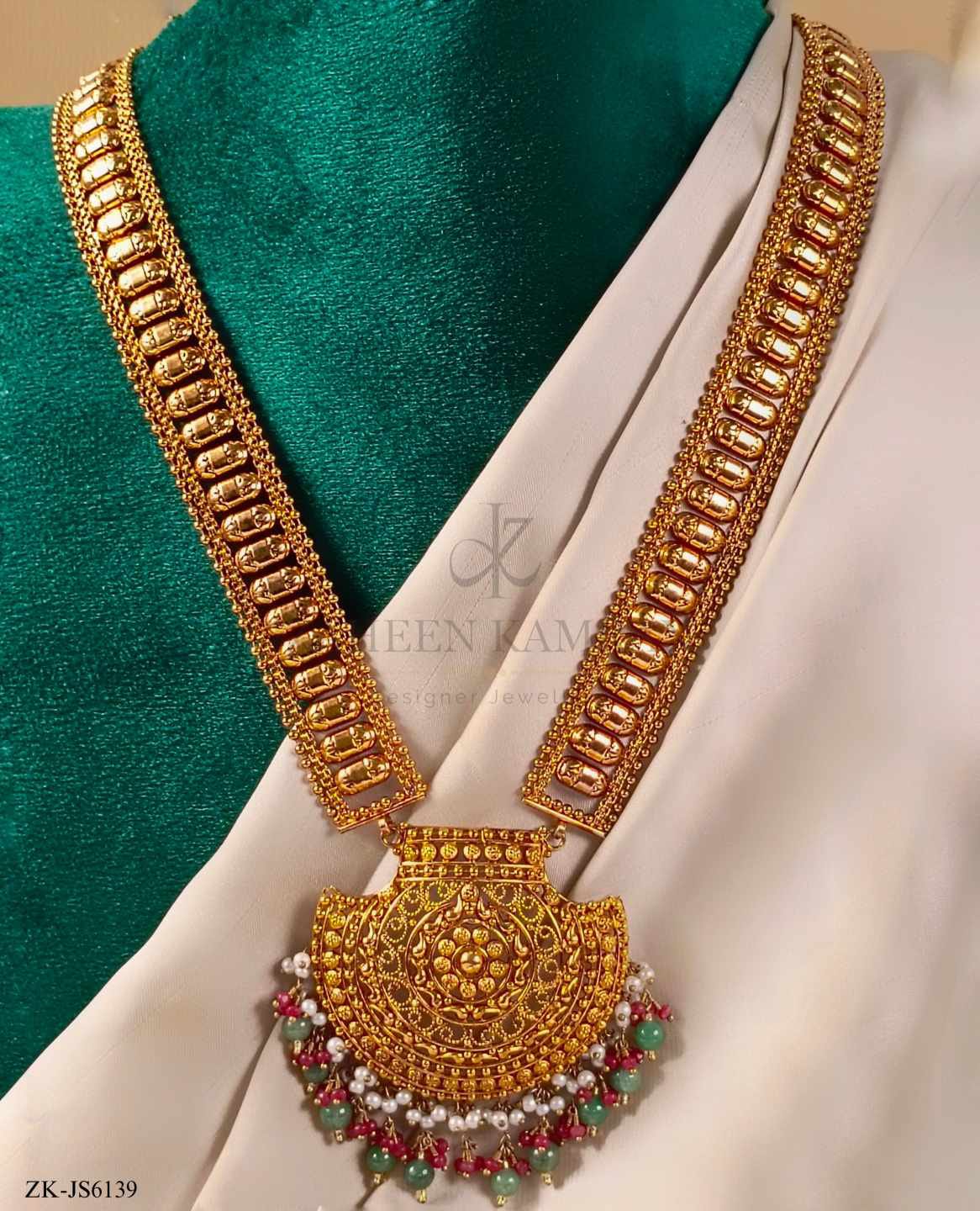 GOLDEN EMERALD SET