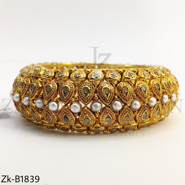 Pearls golden bangle