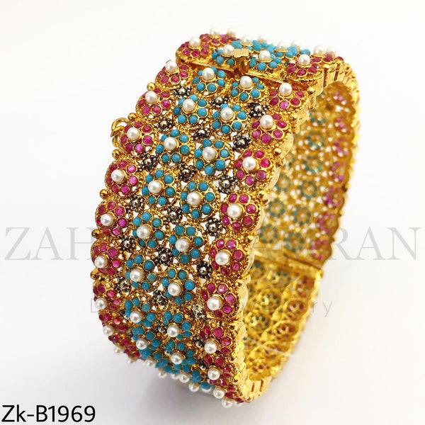 Broad bangle