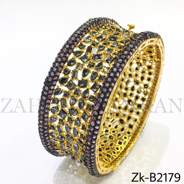 Trendy bangle