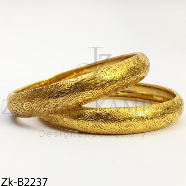 Textured broad bangles