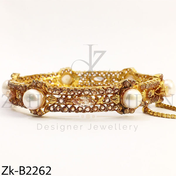 Classy Pearls Bangle