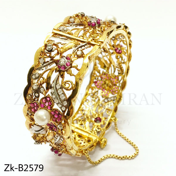 Floral details bangle