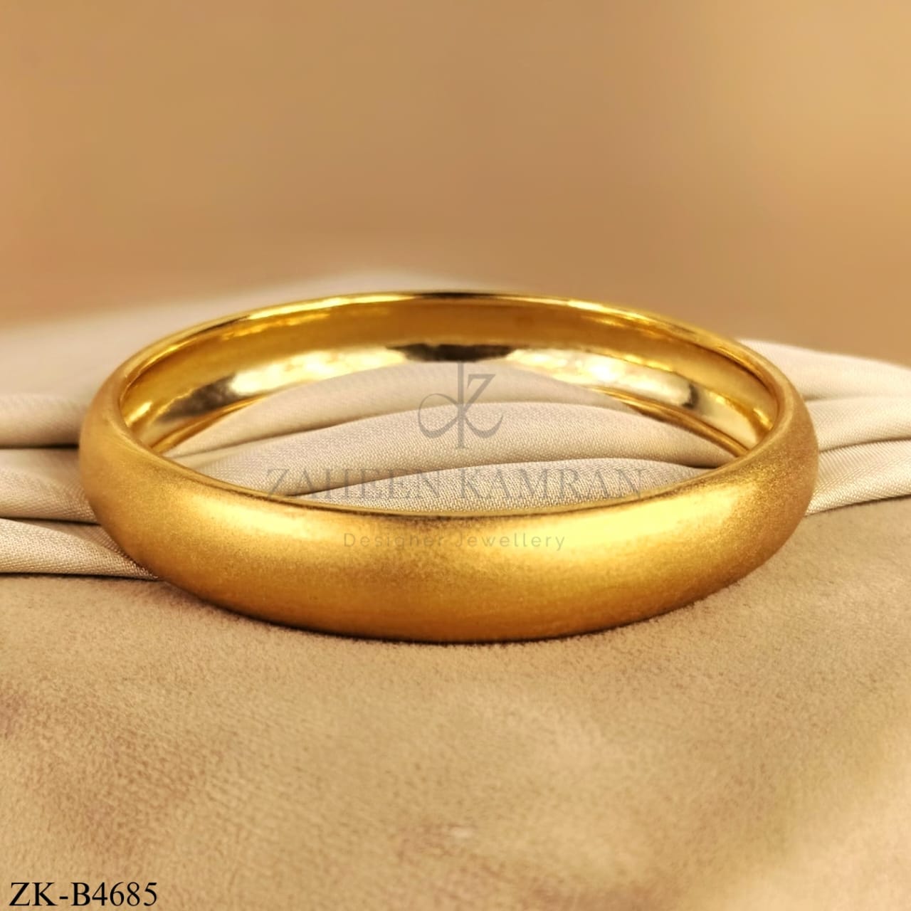 GOLDEN SLEEK BANGLE