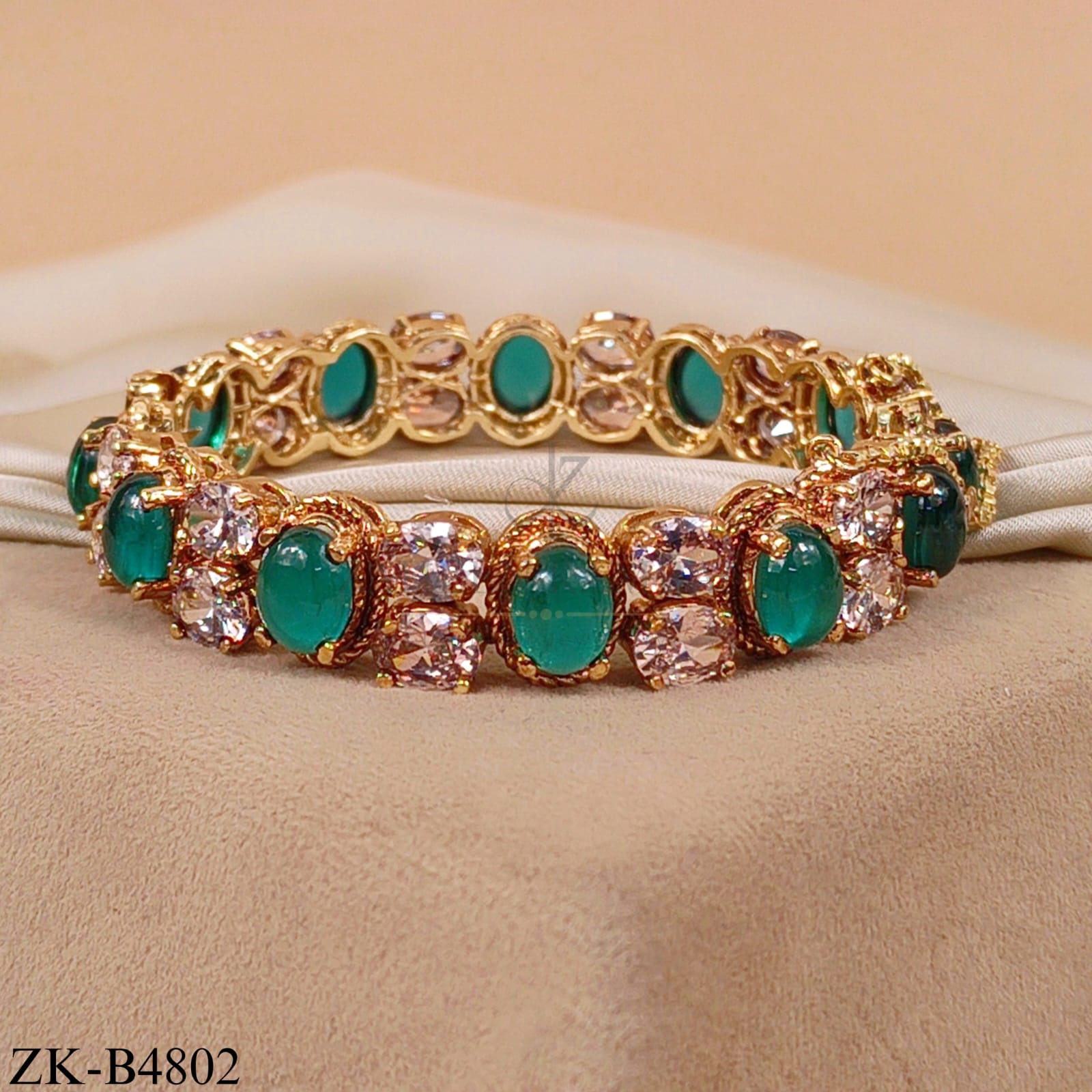 OVATE EMERALD BANGLE