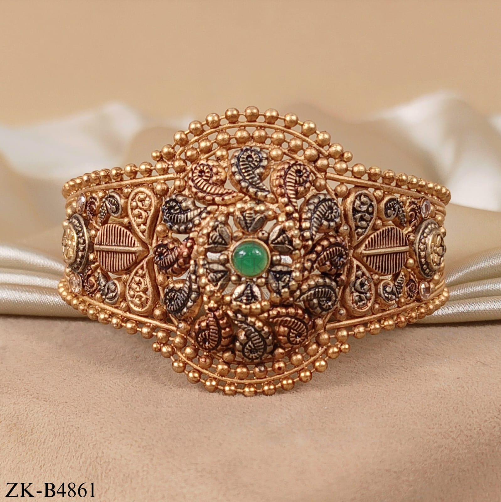 ANTIQUE EMERALD CENTERPIECE BRACELET