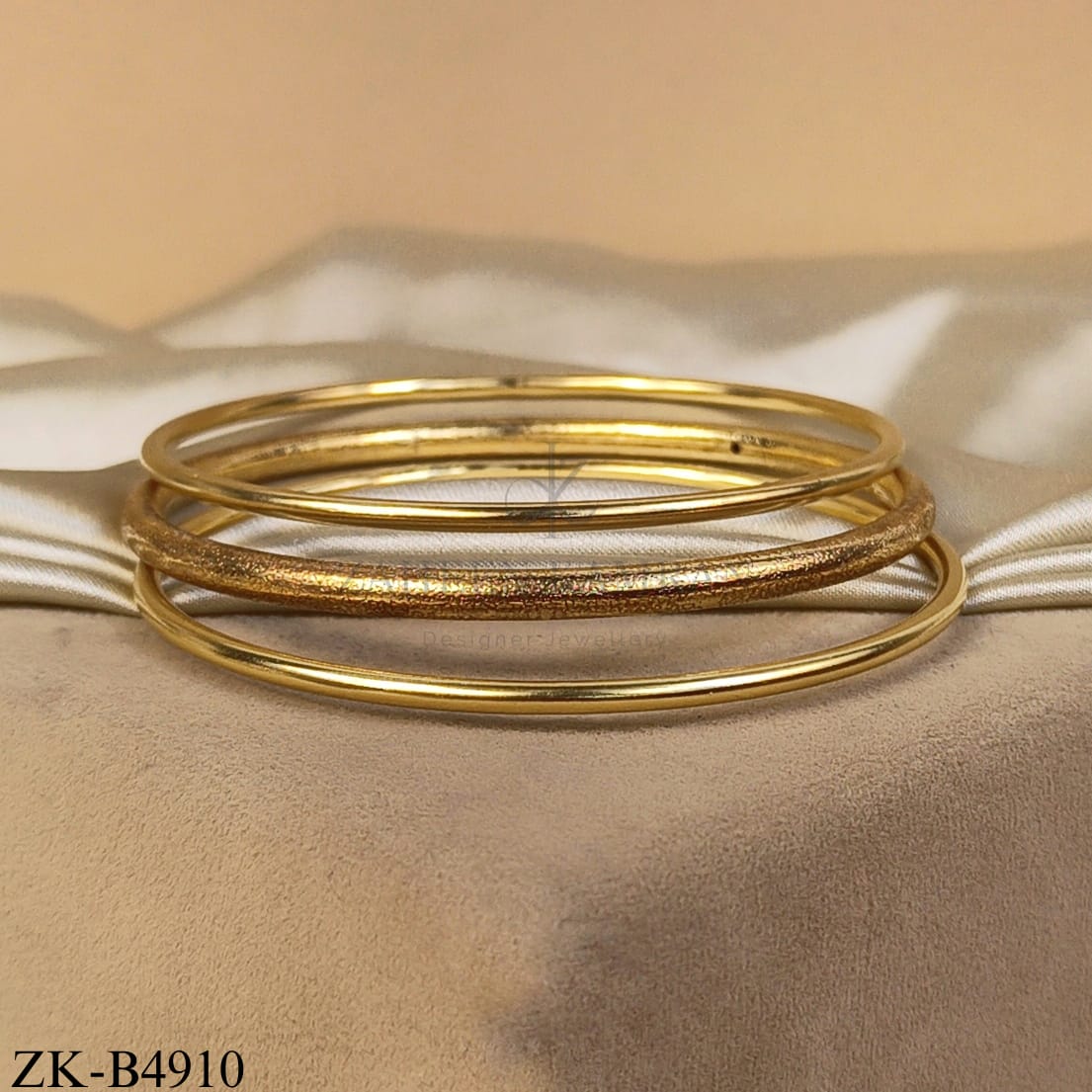 GOLDEN TEXTURE SLIM BANGLES