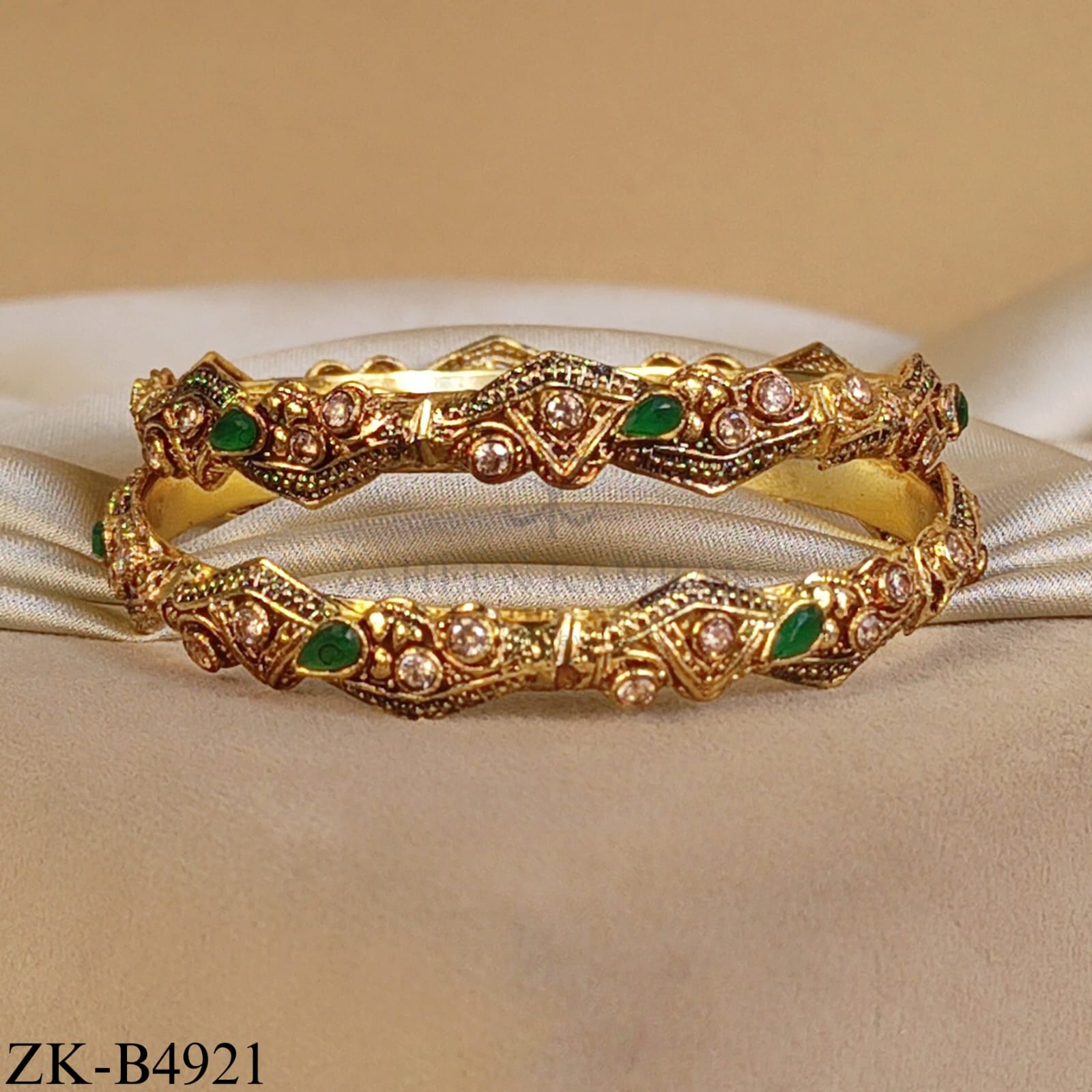 ANTIQUE EMERALD INTRICATE BANGLE