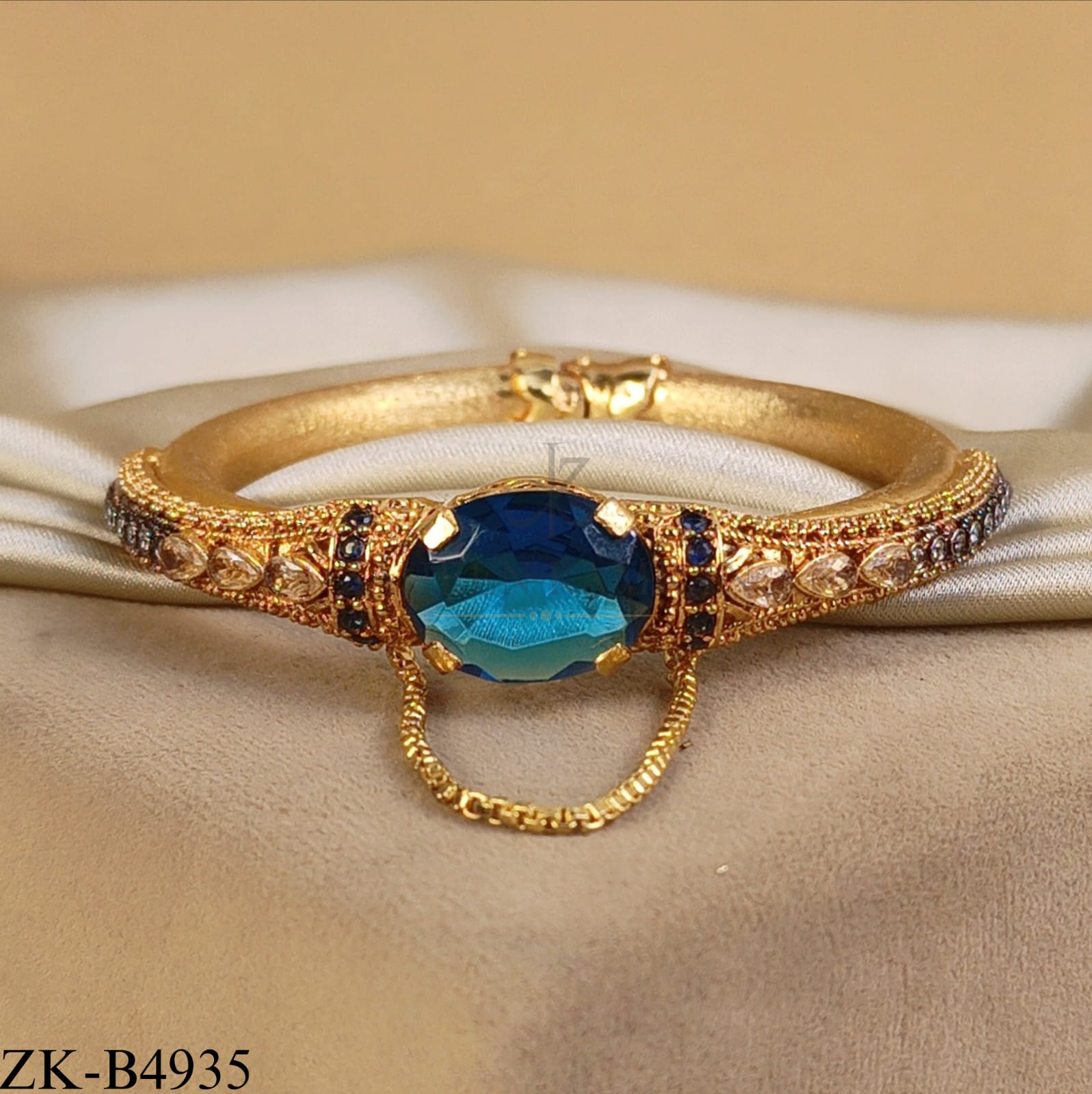 GOLDEN CLASP BOLD SAPPHIRE BANGLE