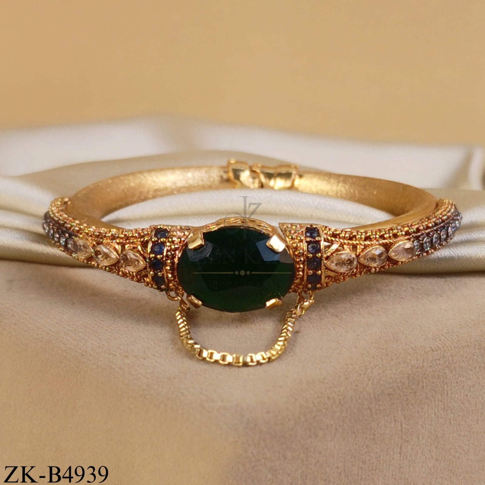 BLACK ONYX CENTRE WITH SAPPHIRE CLUSTER BANGLE