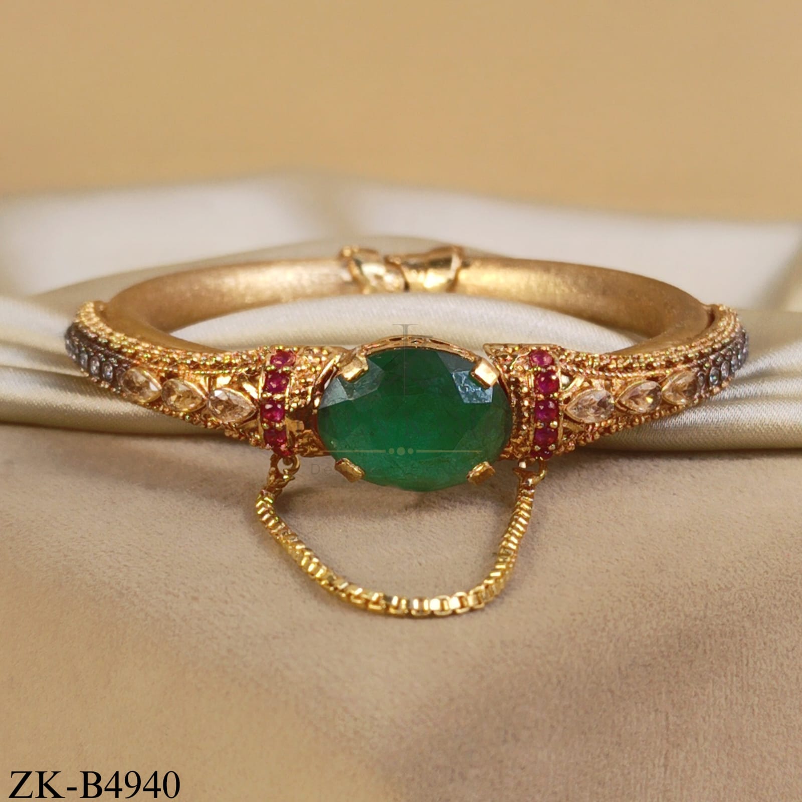 ANTIQUE EMERALD CENTRE WITH PINK CLUSTER BANGLE