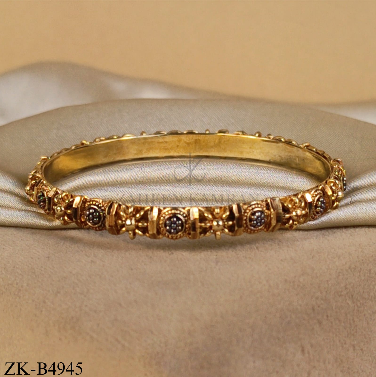 GOLD FLORAL PATTERN BANGLE