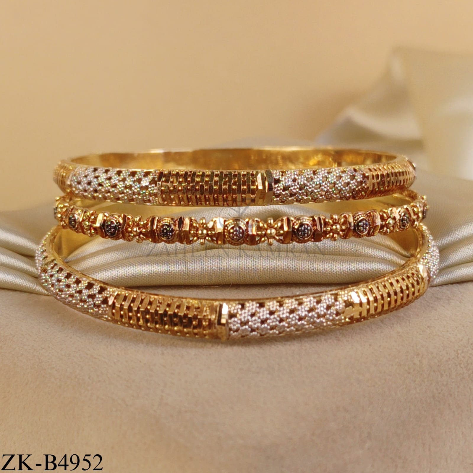 GOLD TONE LATTICE FLORAL BANGLES