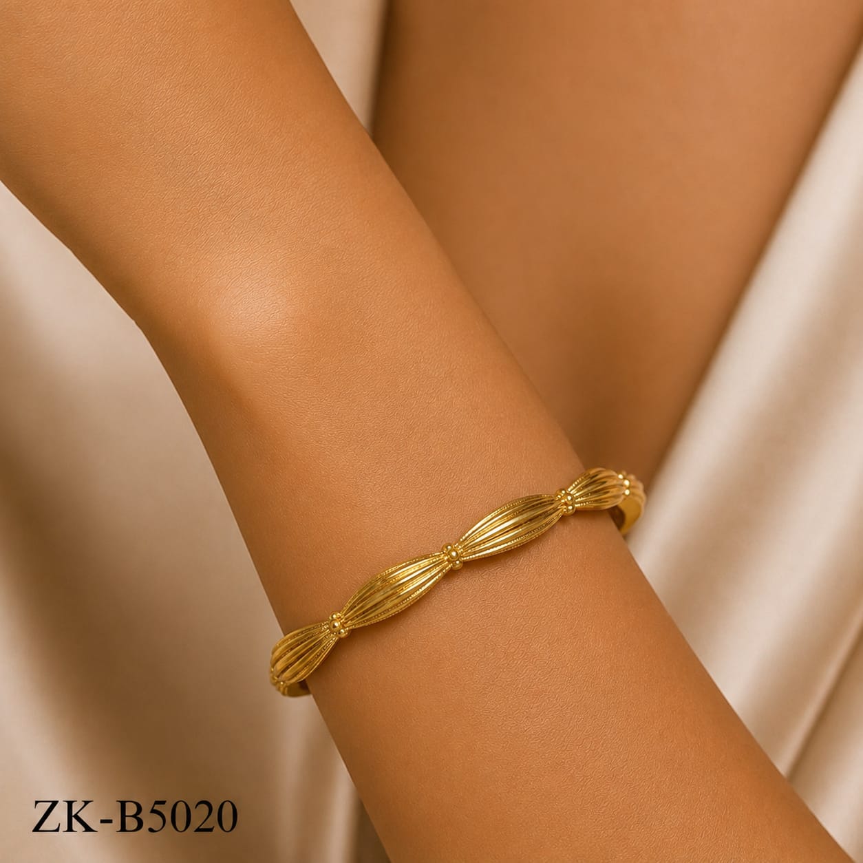 GOLDEN RIBBED BANGLE