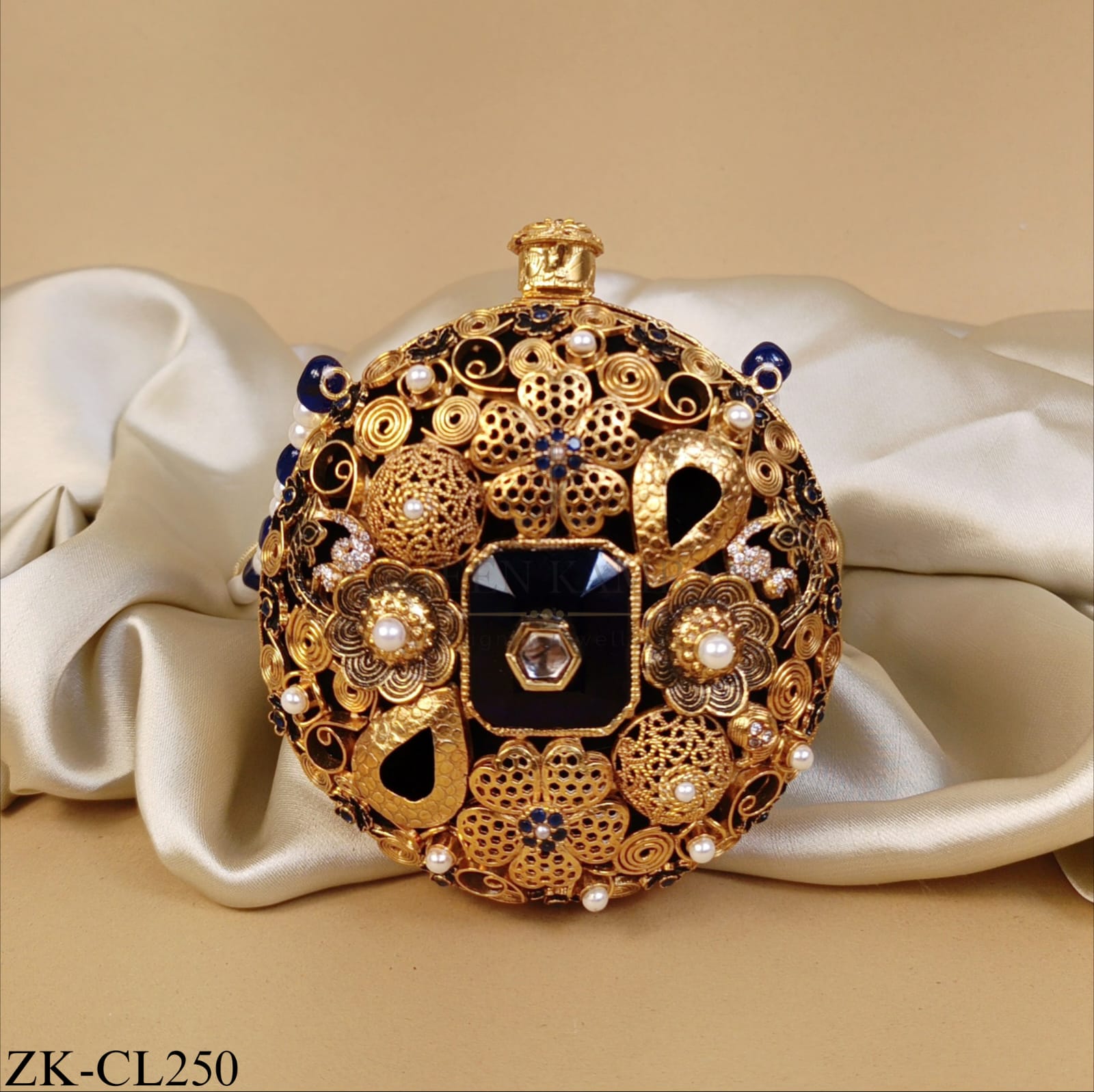 BLACK BASE CLUTCH WITH CHAMPAGNE BLOOM