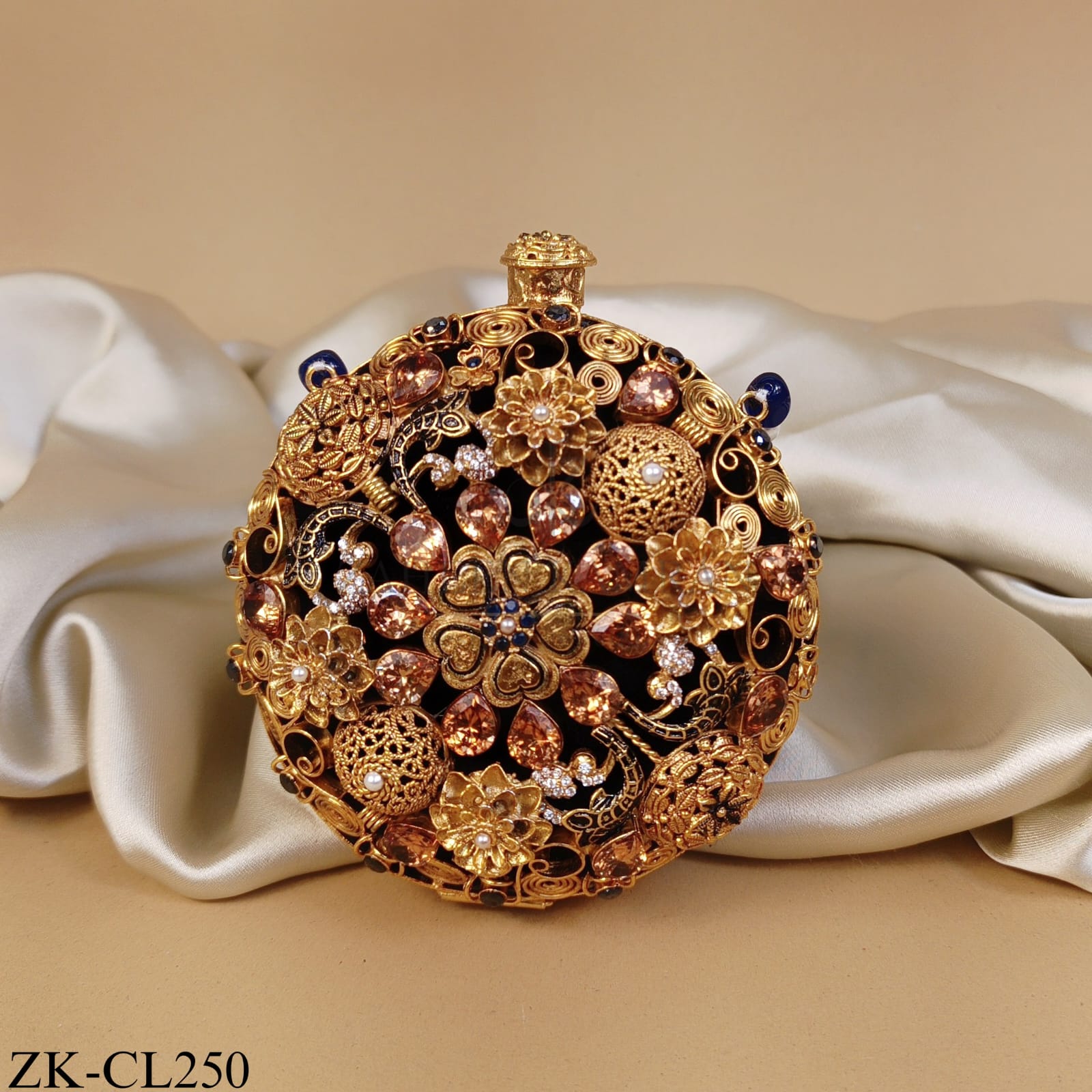 BLACK BASE CLUTCH WITH CHAMPAGNE BLOOM