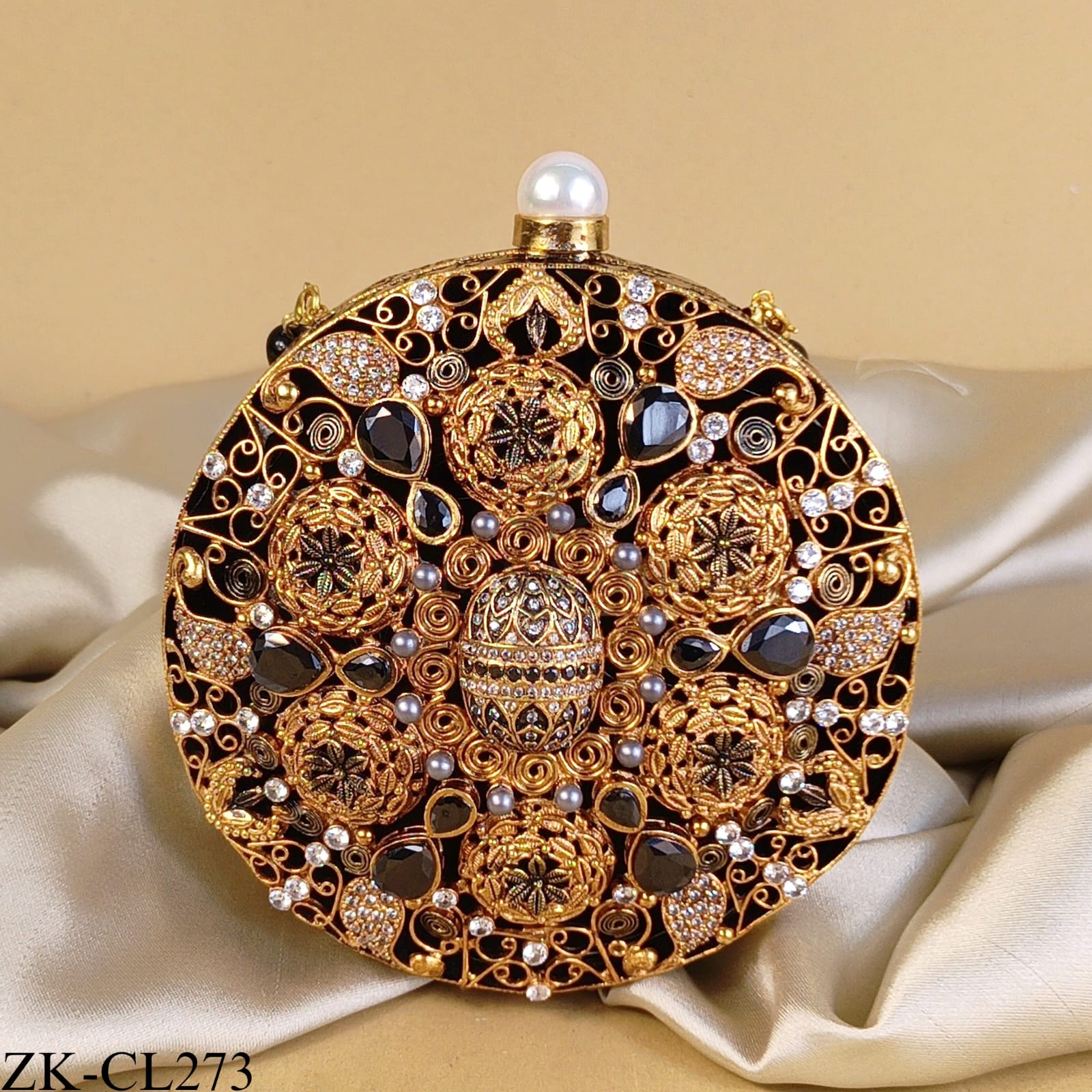 BLACK ROUND CLUTCH