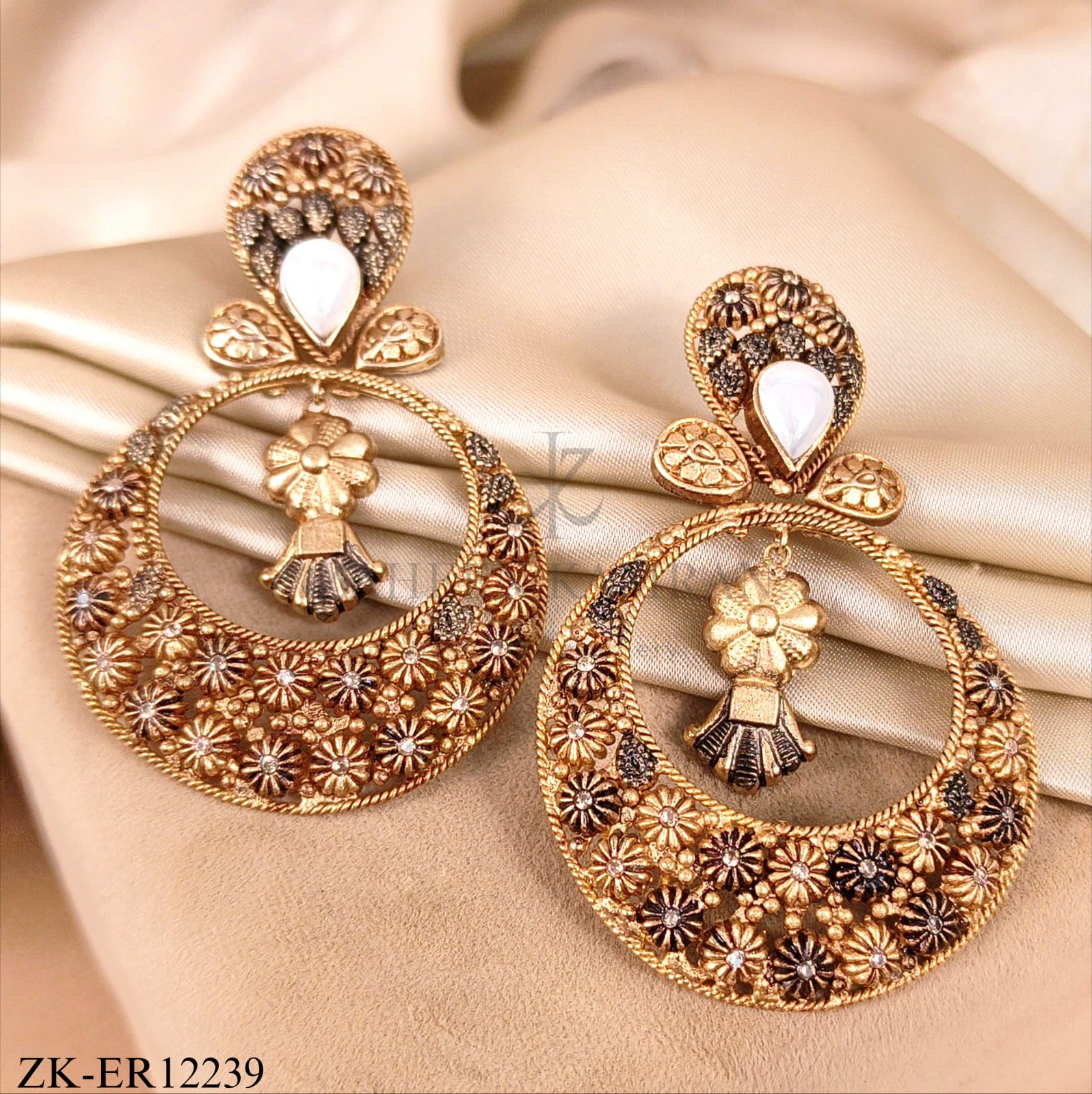 FLORAL MOTIF EARRINGS