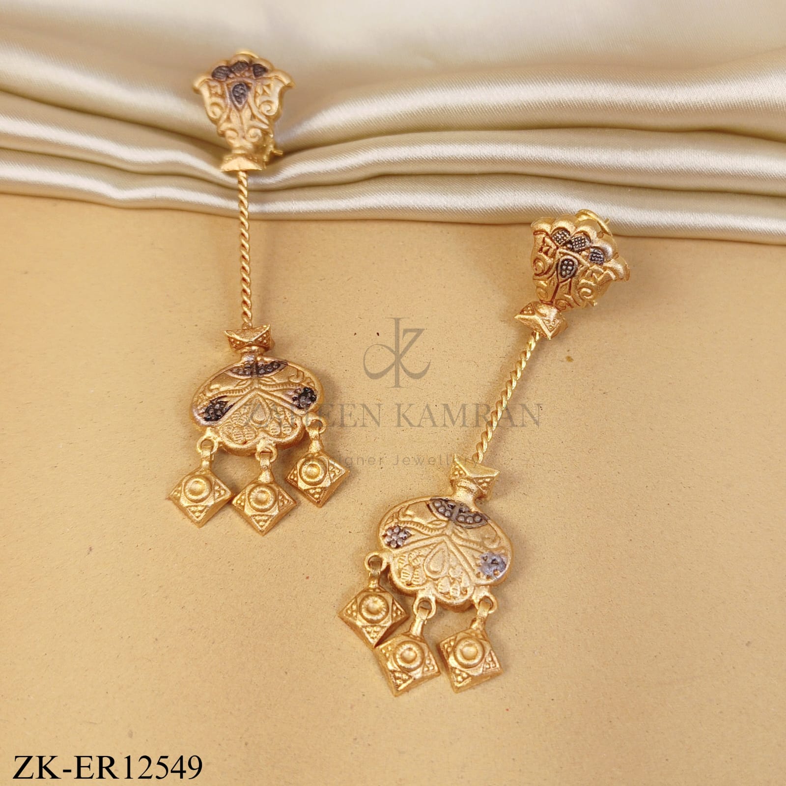 MATTE GOLD MOTIFS EARRINGS WITH DARK INLAY