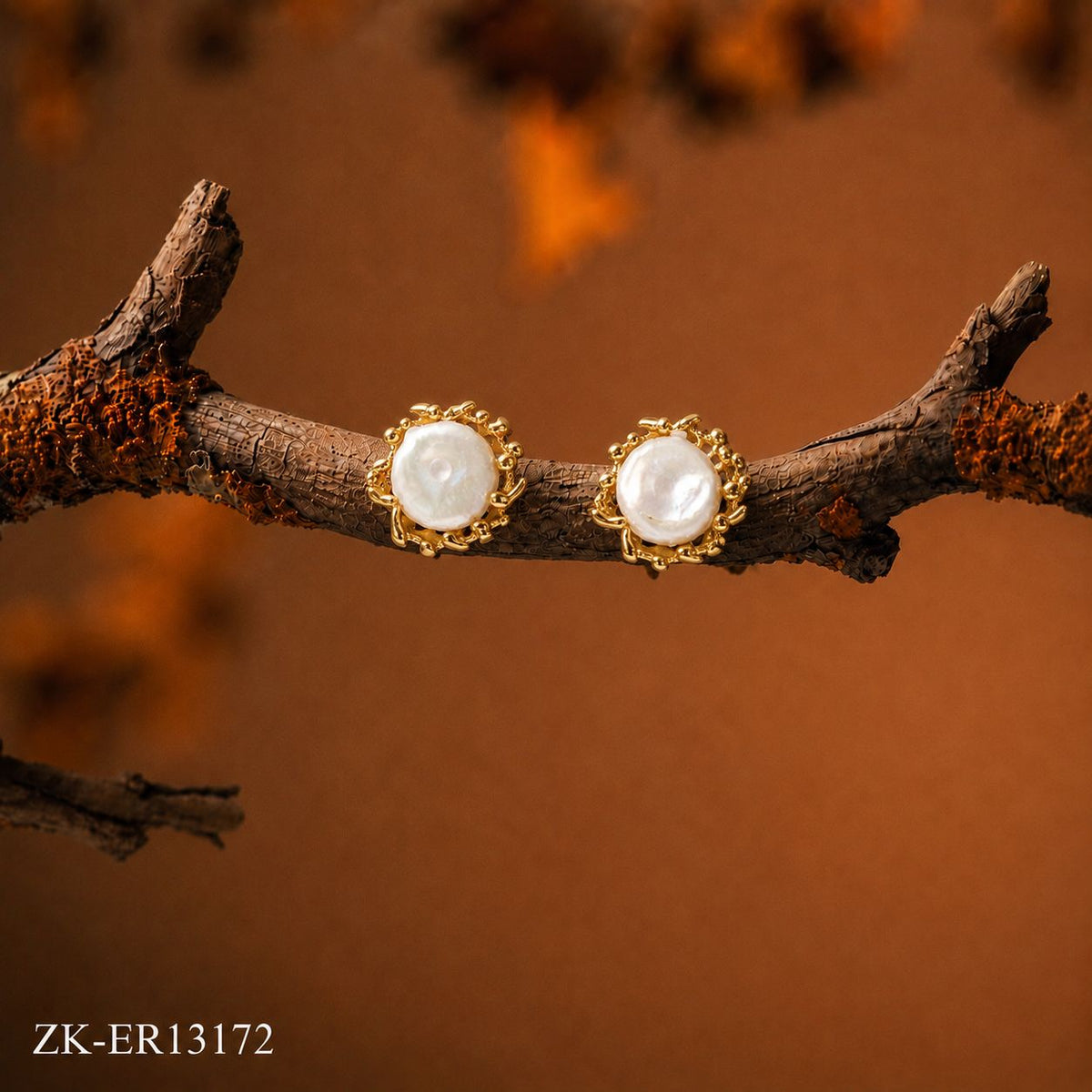 WHITE ROUND EARRINGS