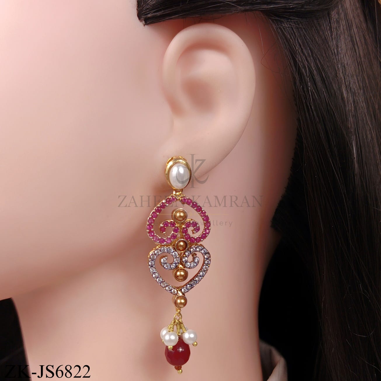 LUXURIOUS PEARL SET WITH INTRICATE GOLD CENTERPIECE