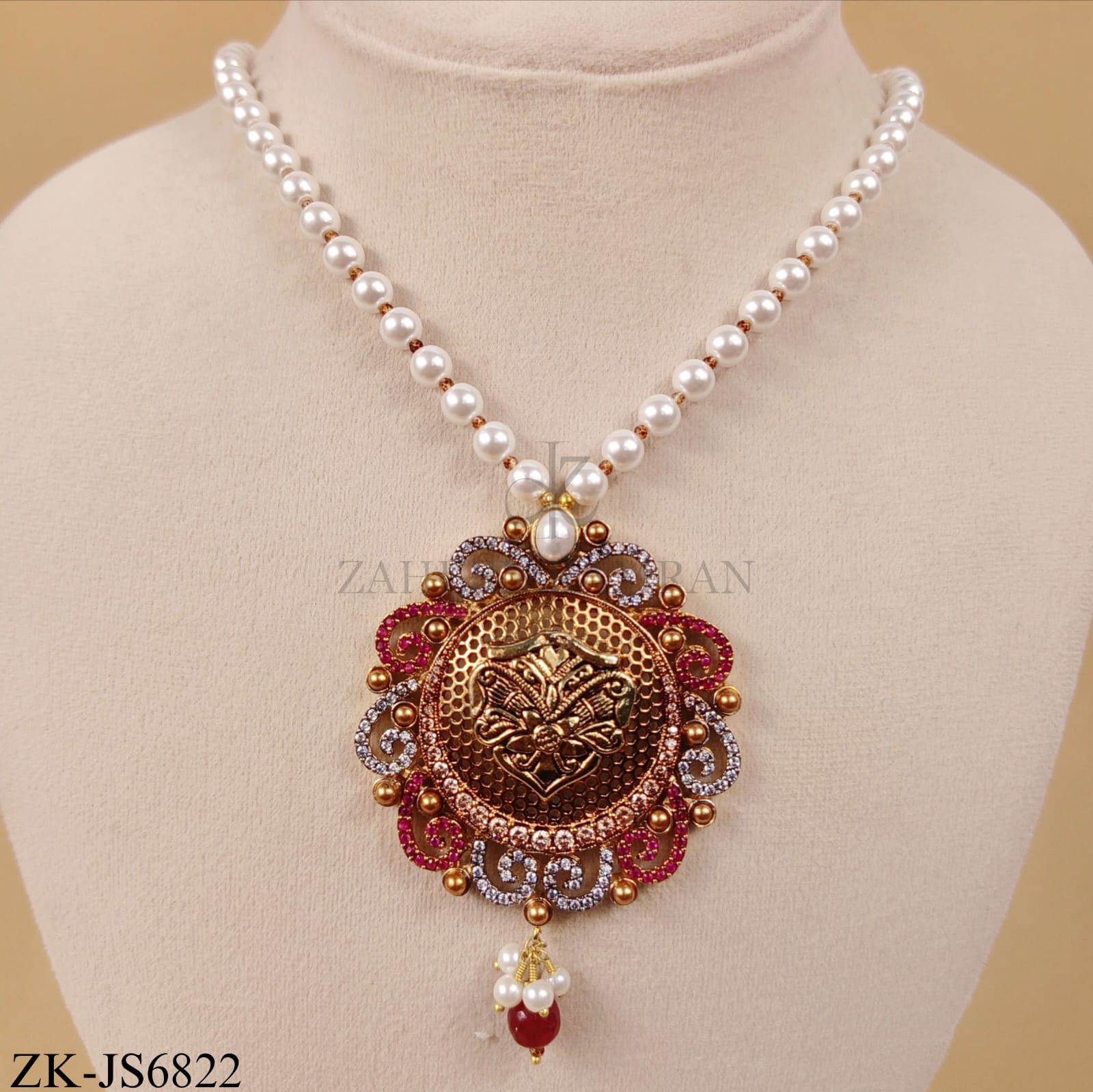 LUXURIOUS PEARL SET WITH INTRICATE GOLD CENTERPIECE