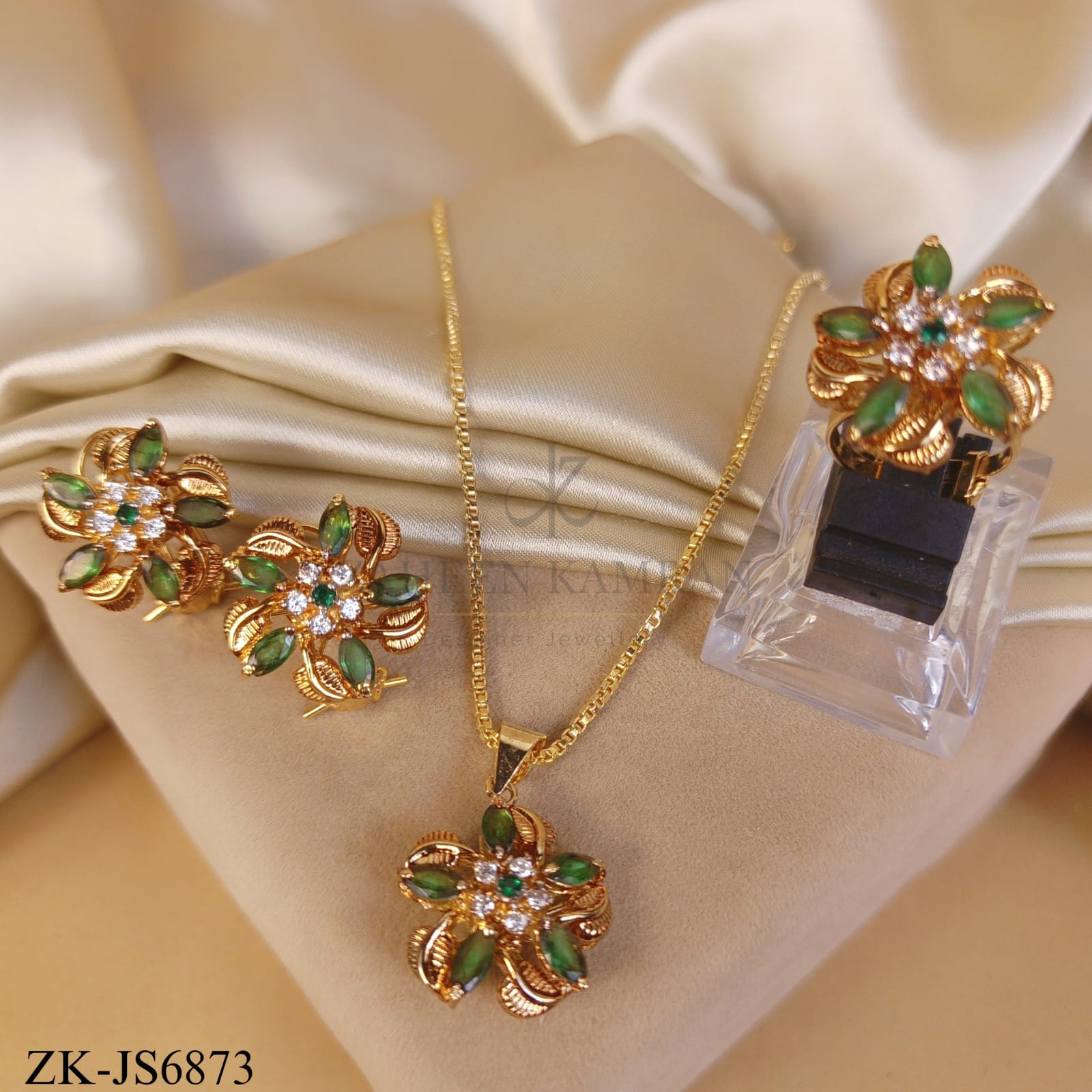 EMERALD PETAL BLOOM PENDANT SET
