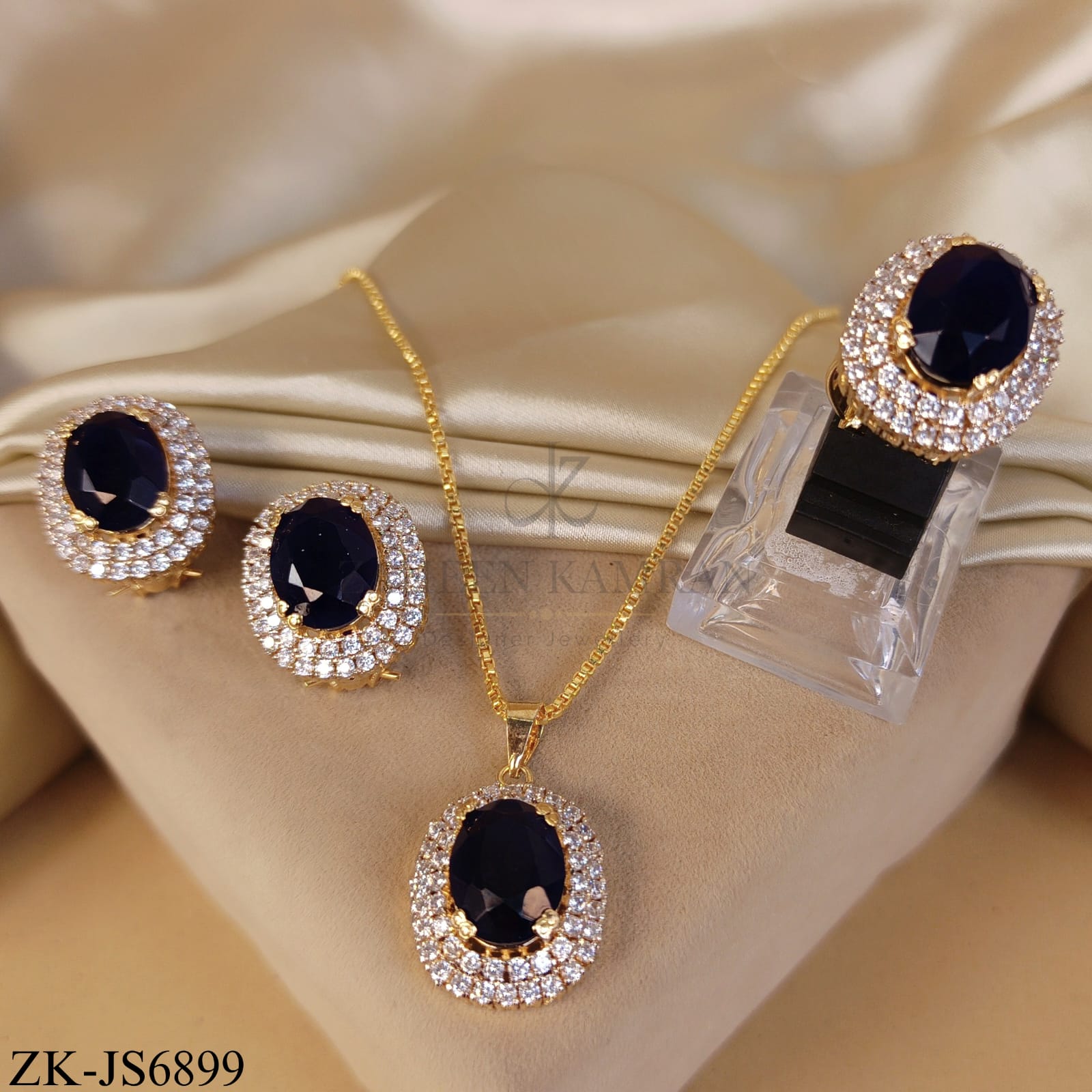 NOIR BLACK PENDANT SET