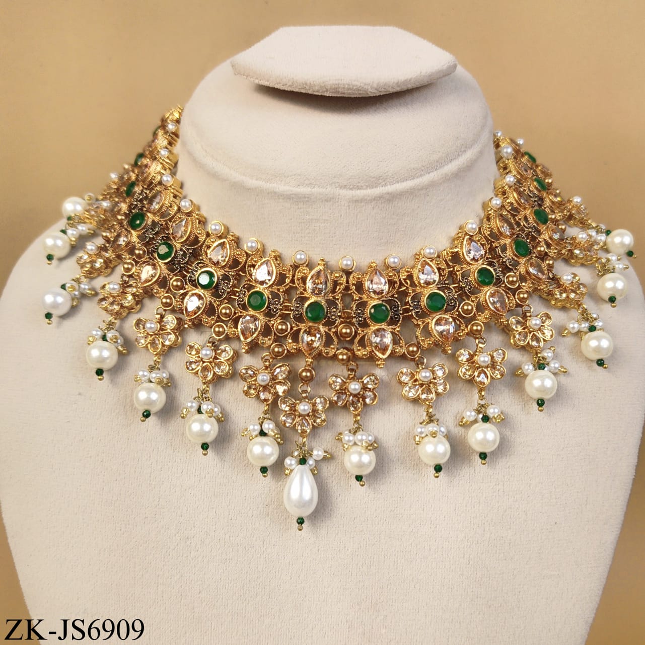ROYAL EMERALD PEARLS DROP SET