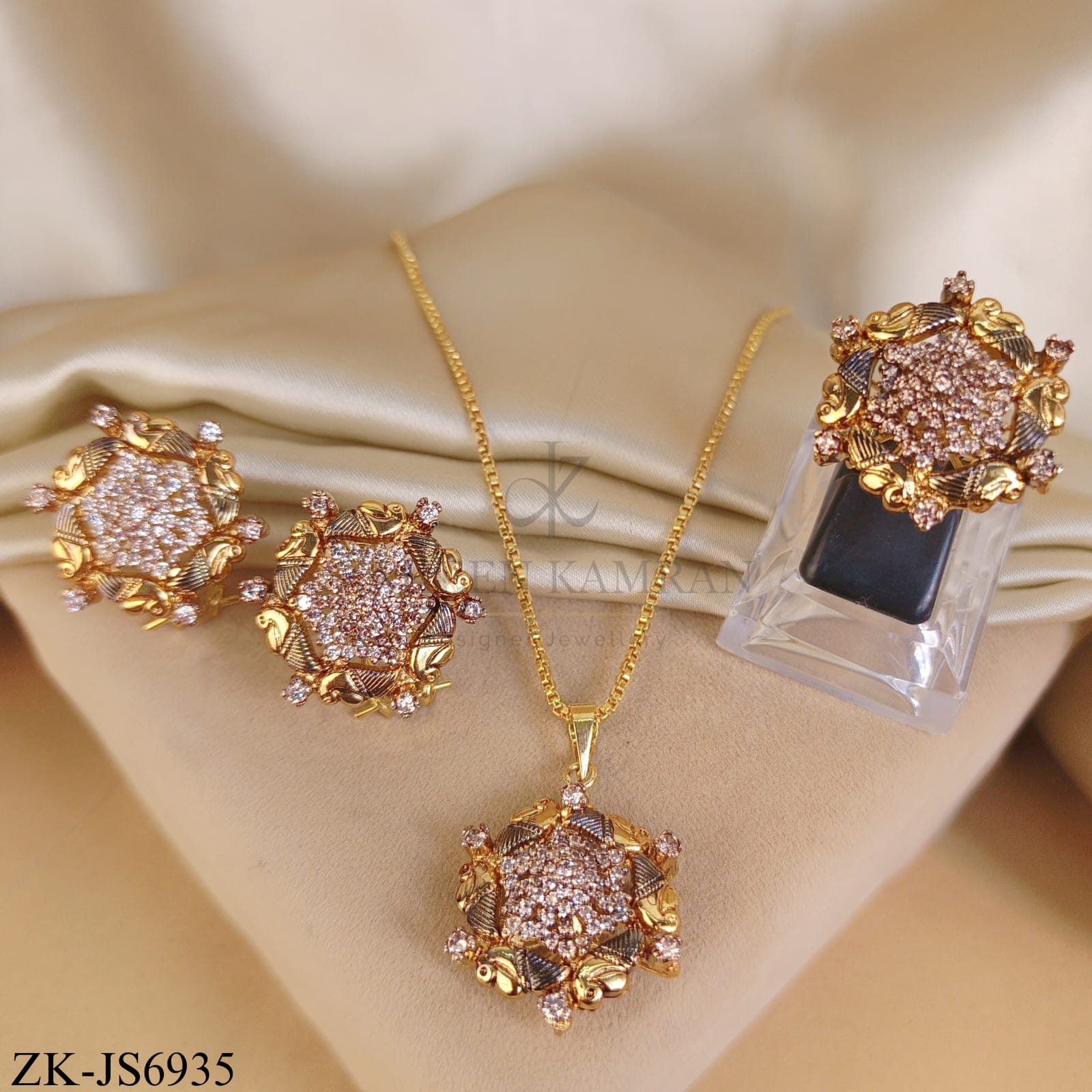 GOLD TONE FLORAL MOTIF PENDANT SET