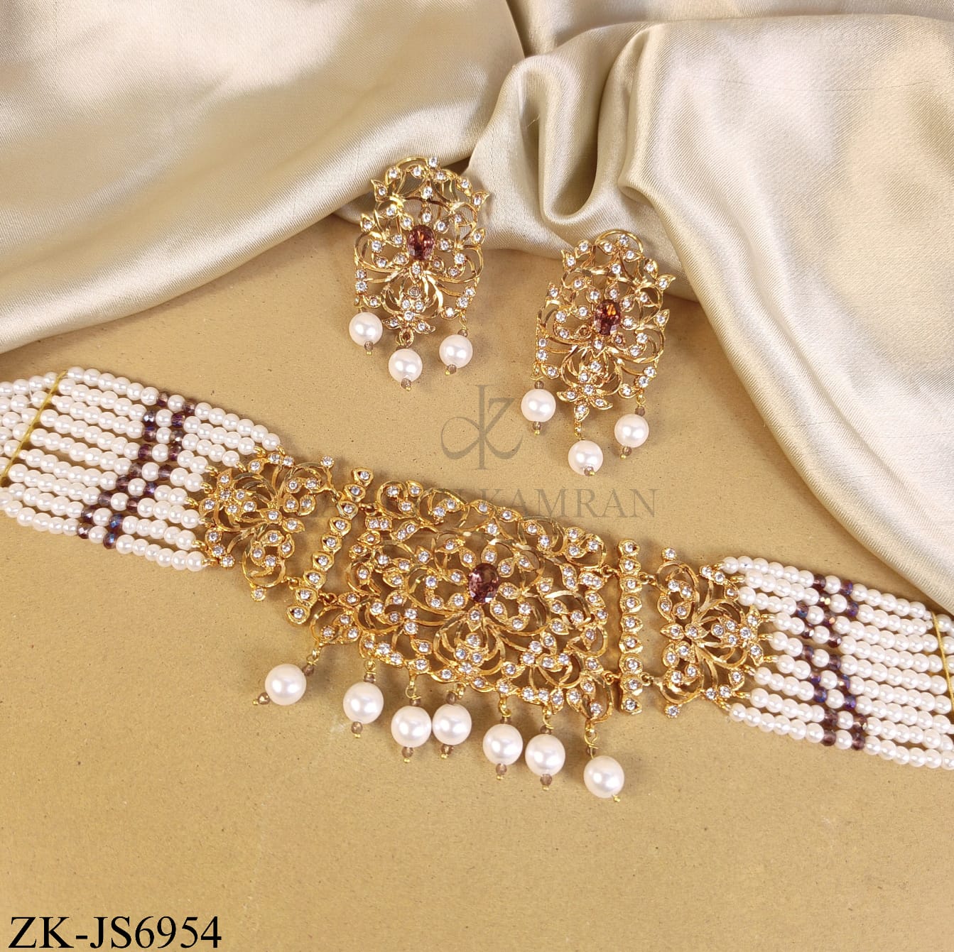 GOLD TONE CHOKER SET WITH FLORAL MOTIF AND PEARLS DROP