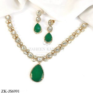 Exquisite Emerald Drop