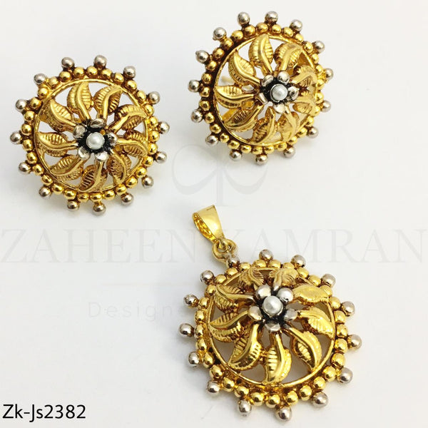 Gold round Pendant set