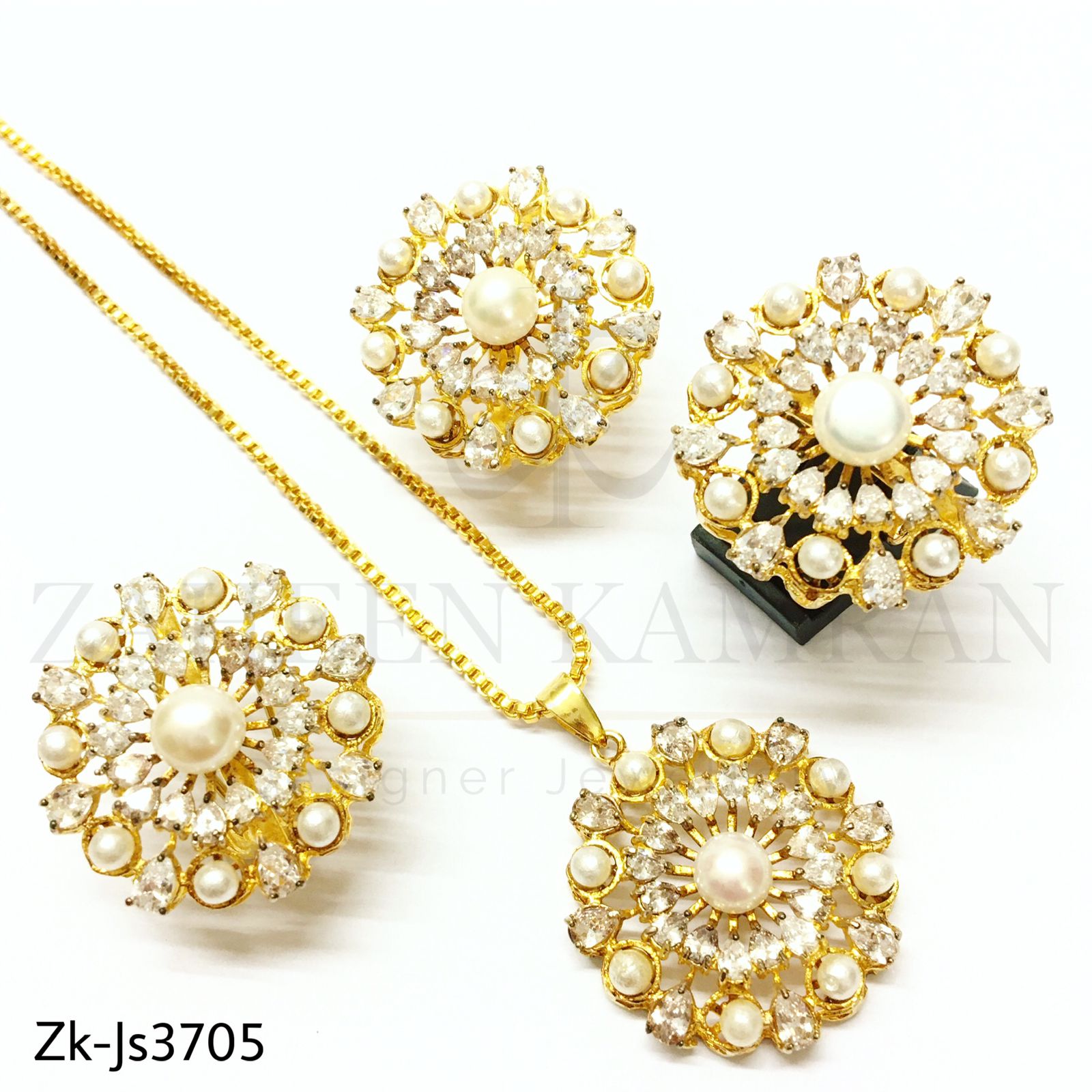 Pearl golden pendant