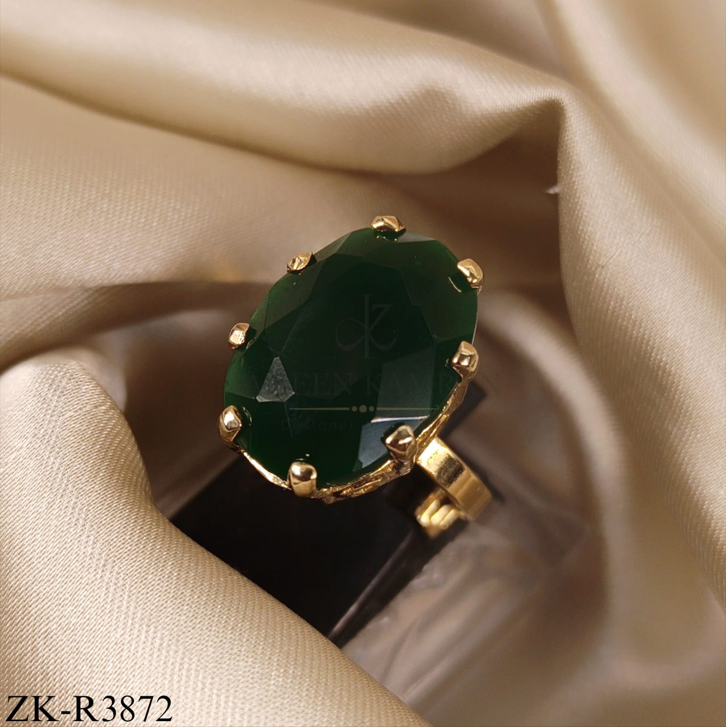 OVATE EMERALD GLOW RING