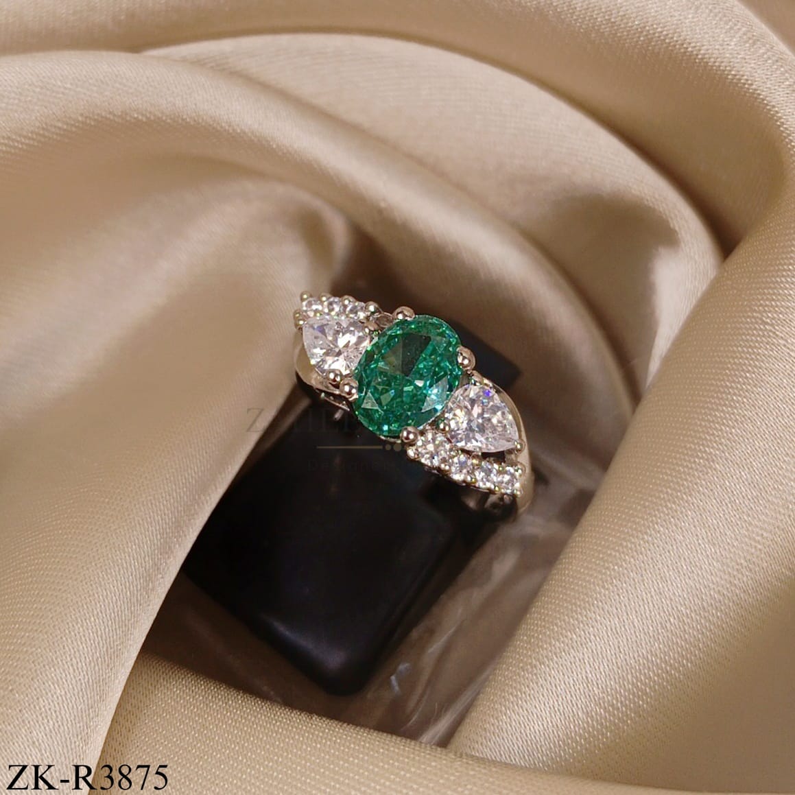 EMERALD SILVER RING