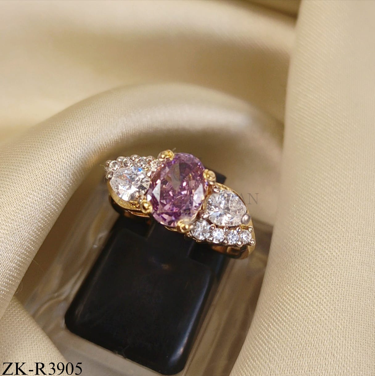 AMETHYST CENTRE WITH DUAL ZIRCON RING