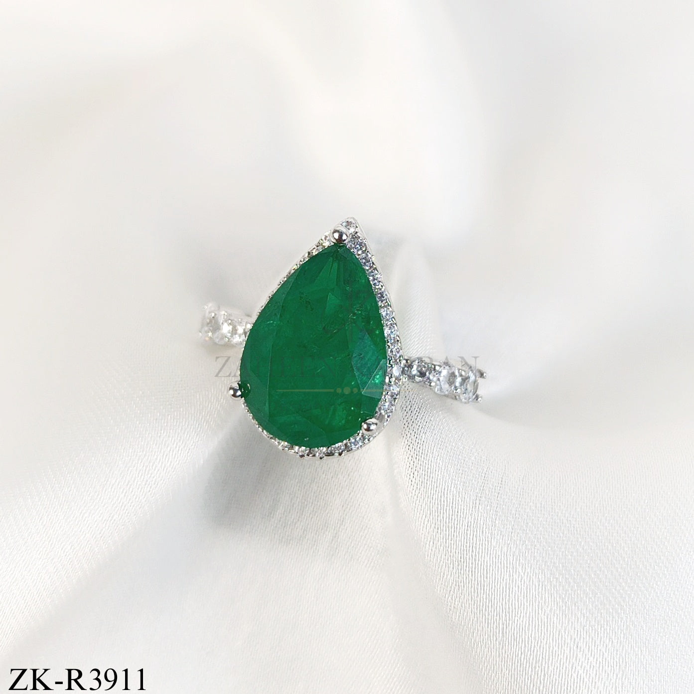 PEAR SHAPED EMERALD RING
