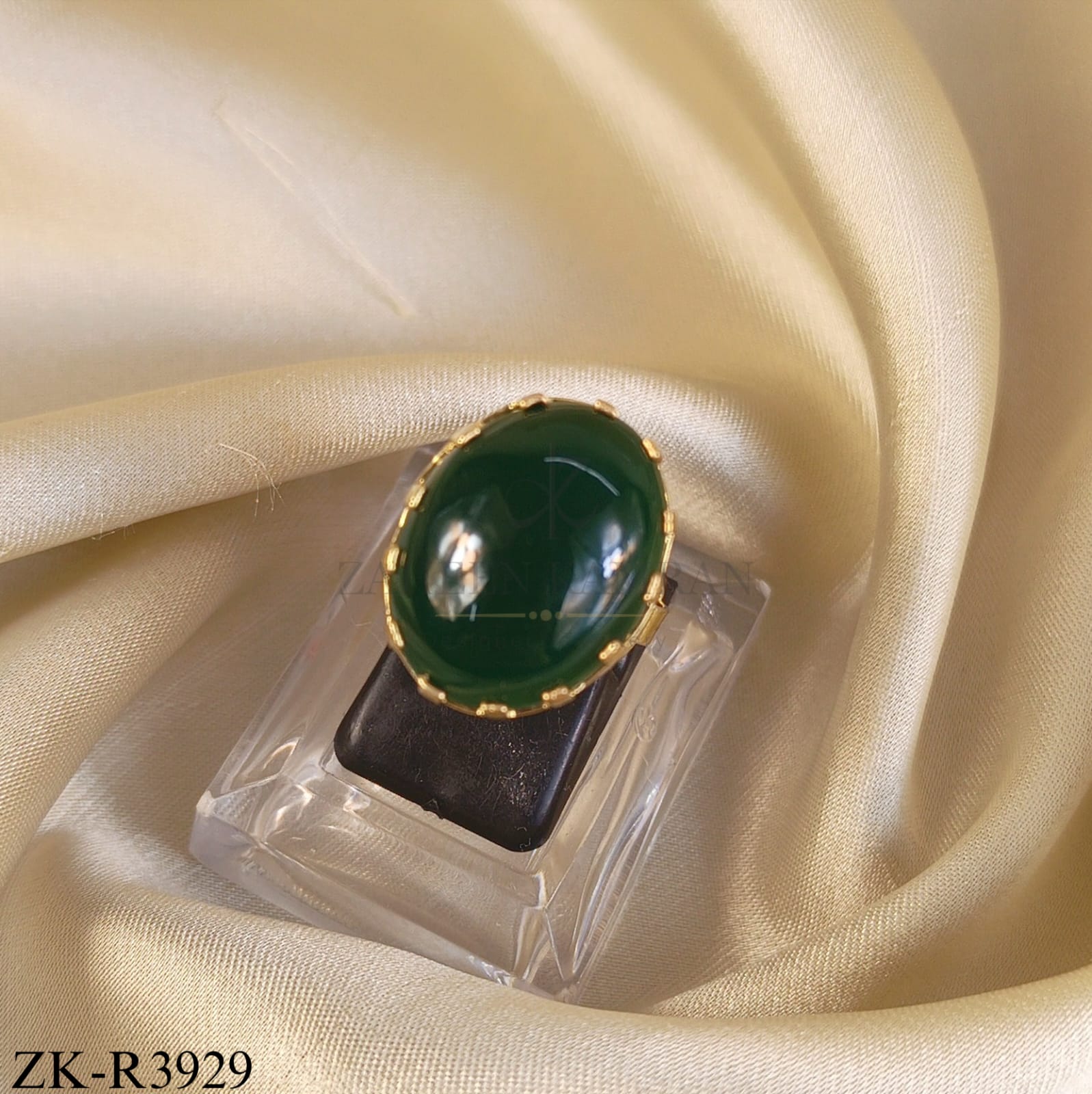 EMERALD OVATE RING