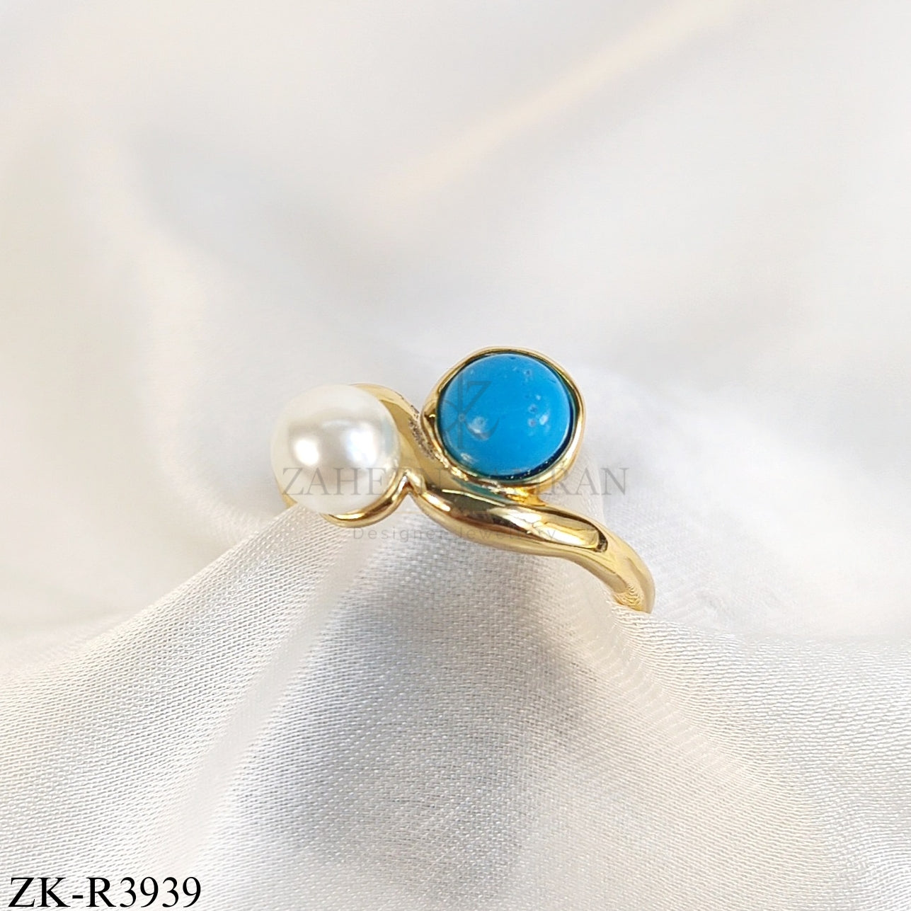 GOLD TONE BLUE AND WHITE PEARL RING