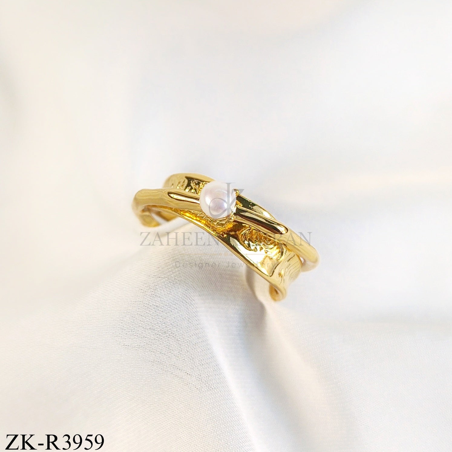 GOLD TONE PEARL CENTRE SMOOTH RING