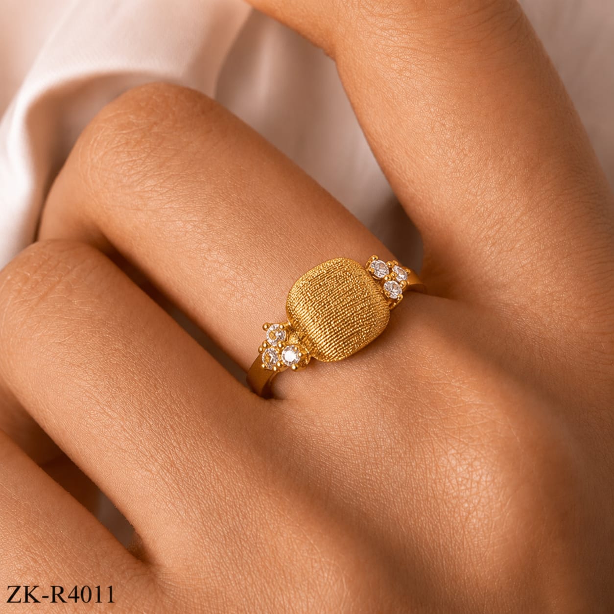 ZIRCONIAN GOLD CIRCLE  RING