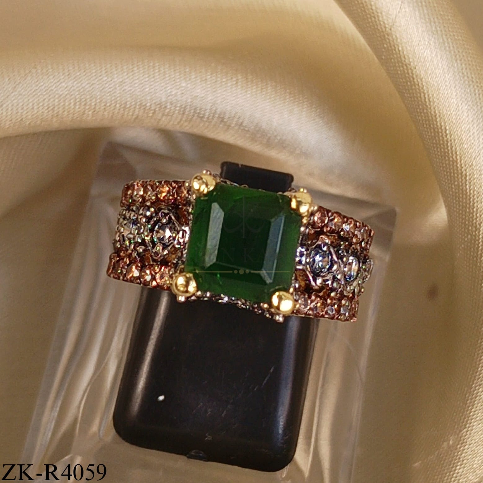 EMERALD SQUARE RING