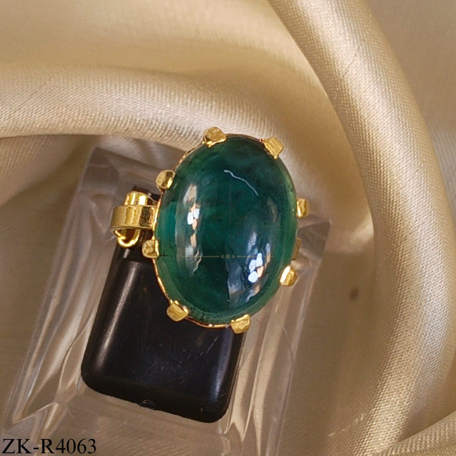 OVATE EMERALD RING