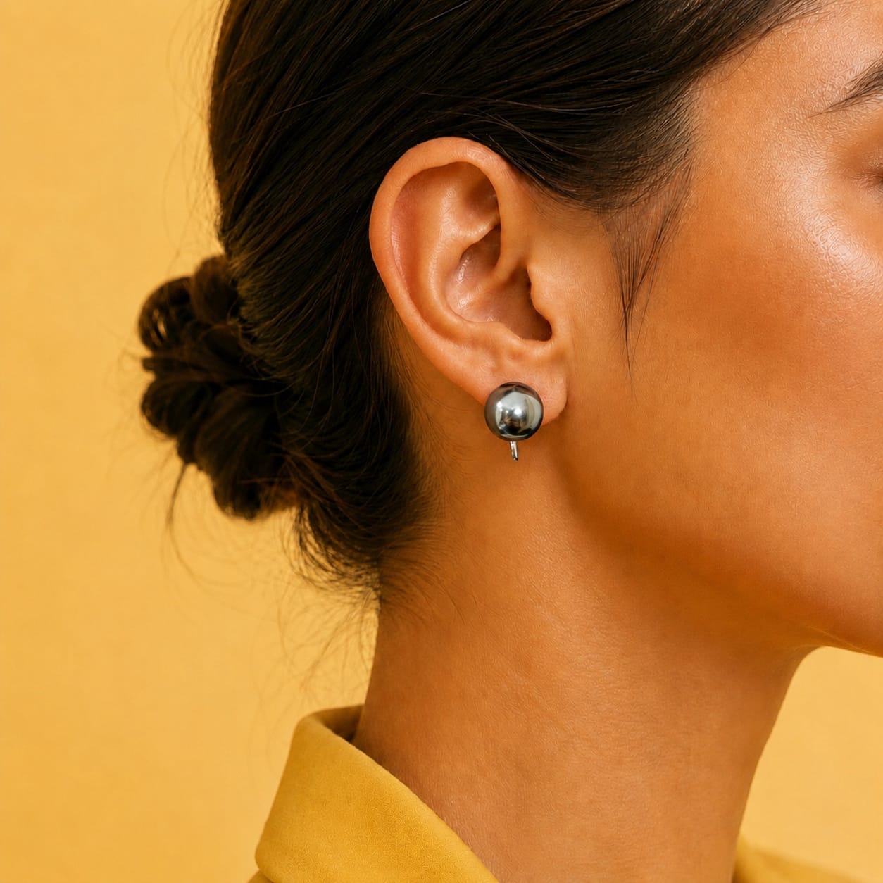 DARK GREY STUD EARRINGS WITH MINI SPIRAL