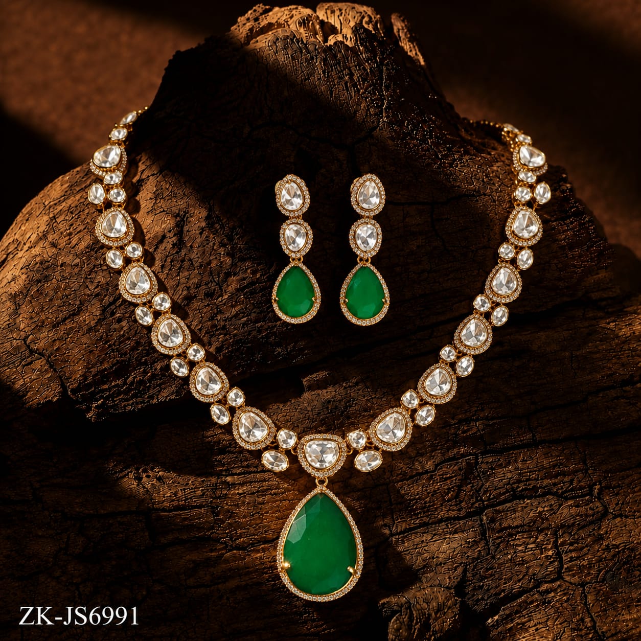 Exquisite Emerald Drop