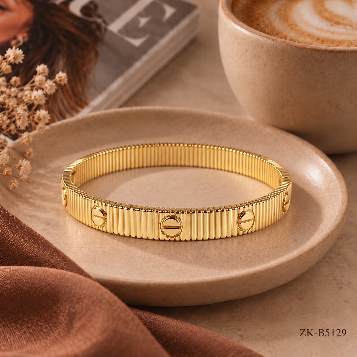 GOLDEN VERTICAL BANGLE